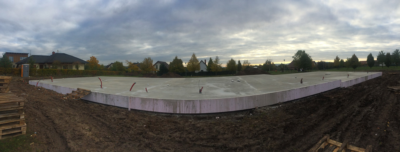 Golf Michalovice - řadové domy, první etapa. Základy připraveny.